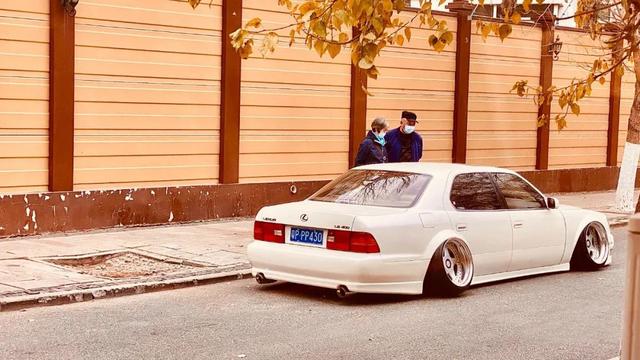 承载最初改装梦的姿态雷克萨斯LS400终成经典