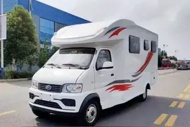 5米4的C型轻卡房车，配有3张床+大客厅，能洗澡做饭售价仅10多万图片
