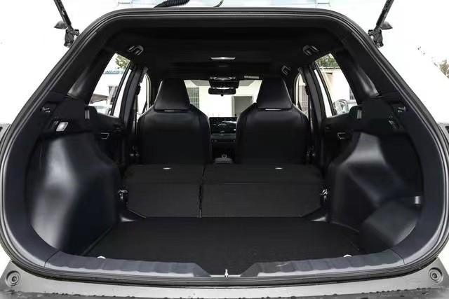 油耗4.56L标配丰田智行安全系统	，26款卡罗拉锐放内外换新，香