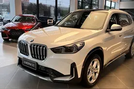 变速箱降级，空间更大，它和奔驰GLB怎么选？宝马X1到店实拍图片