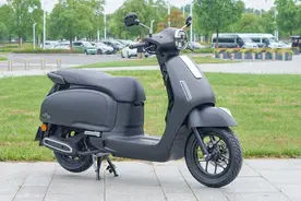 售9980元，五羊本田这款CBS版踏板真不错，油耗1.88L，马力9.5匹图片