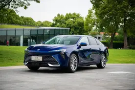 实拍别克君越：标配2.0T动力，搭载30寸大屏，外观造型很颠覆图片