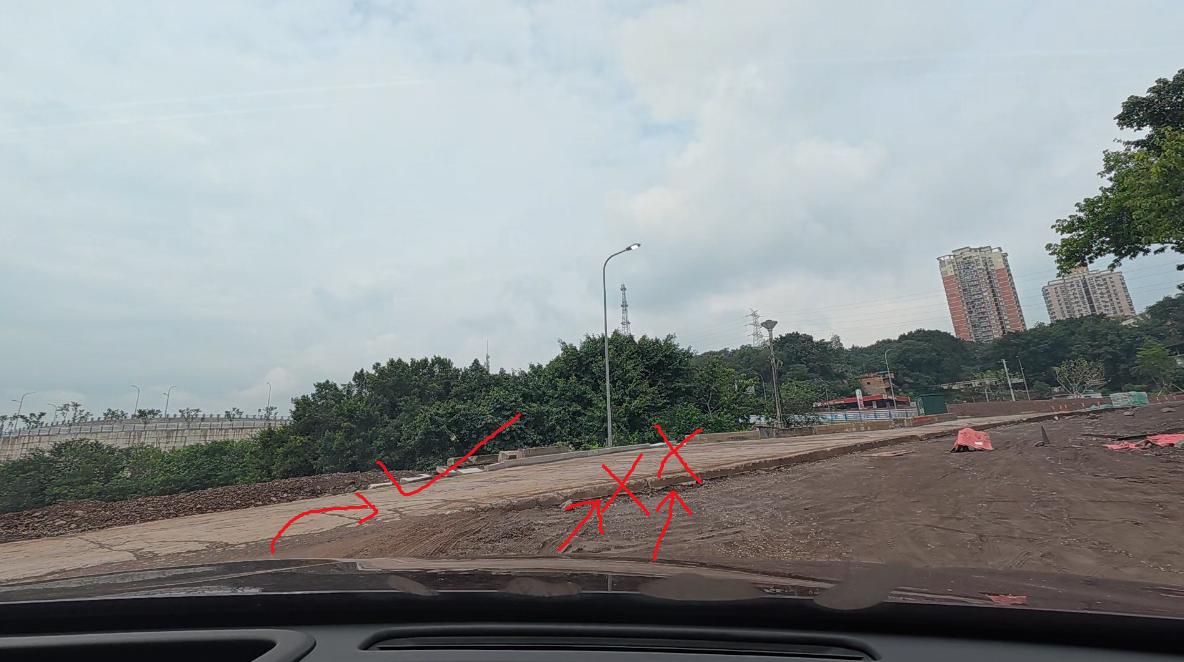 华为ADS4.0智能驾驶 重庆复杂路况实测 问界M7馈电油耗分析_问界