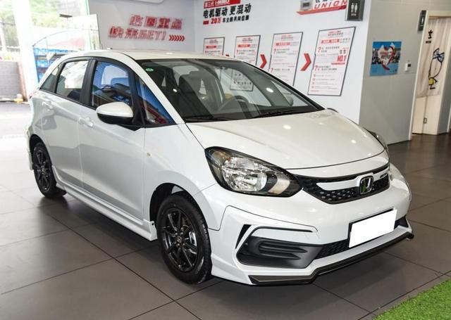 飞度的改装一直很火，包括这官方改装的无限MUGEN版