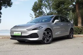 试驾荣威D7双车：主打舒适体验，B级车的尺寸，A级车的价位与油耗图片