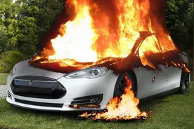 为什么电动车自燃了只能跑？图片