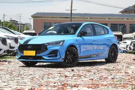 福特要成功了？三缸换四缸，跑得快还省油，实拍全新福克斯图片