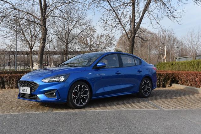 年轻人值得买的运动家轿,试福克斯三厢st-line版