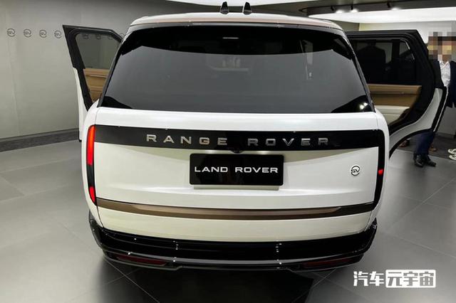 比轻混款贵15万！全新路虎揽胜卖219.8万起！零百仅5.3s