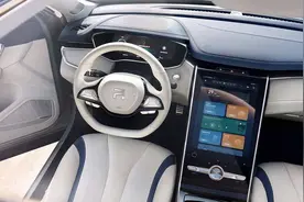 性能一个比一个狠，9款搭载三电机的纯电动车，最快1.65秒破百图片