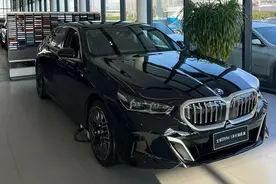 小资青年仍是购车主力，终端优惠力度喜人，探店实拍全新宝马5系图片