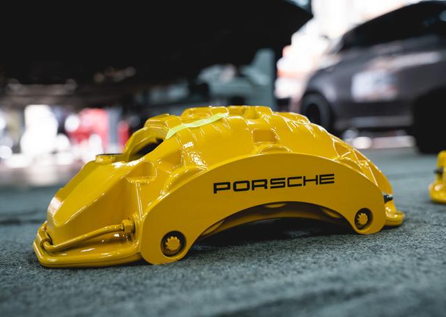 特斯拉model s卡钳喷漆,车主笑称:十块钱省下好几万(怎么喷卡钳不会