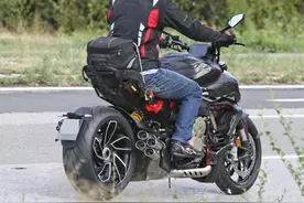 四出排气太嚣张！杜卡迪“四缸大魔鬼”要来了！图片