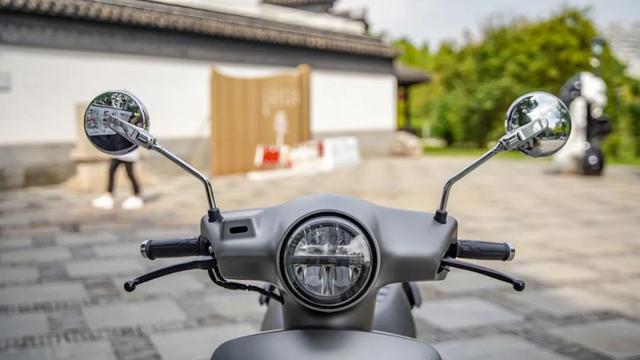 一万出头的高颜值本田复古踏板——新大洲本田NS125LA静态评测