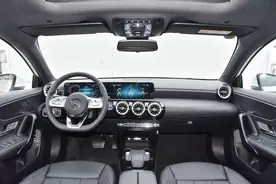 新款奔驰A级上市，21.48万起售，内饰时尚图片