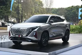 欧尚Z6内饰发布，车内三块大屏抢眼，科幻感超电动车图片