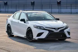 全新凯美瑞长这样？2.4T+8AT+AWD四驱 网友：只比皇冠少个标？图片