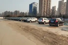 一排20多台7座SUV搞批发，五年的车标价5万一分不少，能捡漏？图片