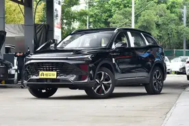 售11.99万元起，轴距2.8米，竞争吉利博越L的2025款北京X7上市图片
