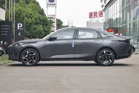 适合女生开的10万级轿车，看看这两款，油耗低，颜值高，动力好图片