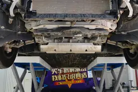 奔驰EQC底盘拆解，看看这辆车品质如何？图片