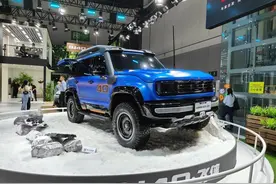 BJ40越来越好看了，造型在往坦克300方向进发，离地间隙很大图片