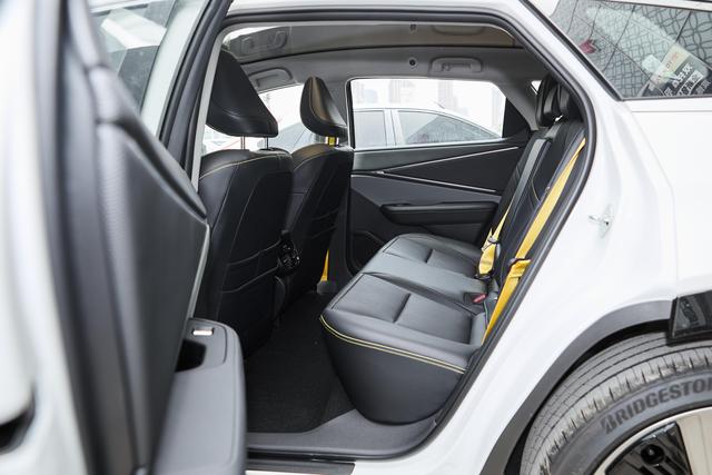 续航530km+L2辅助驾驶，直降4000元的零跑C10对比丰田bZ5如何选？