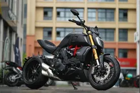 男人心里都有一个“大魔鬼”！杜卡迪Diavel S到店实拍图片