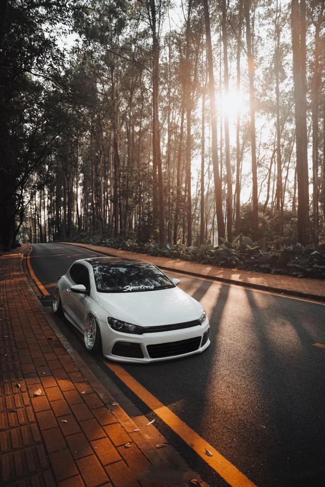 素雅姿态风的大众尚酷R，低趴后尽显竞技运动范