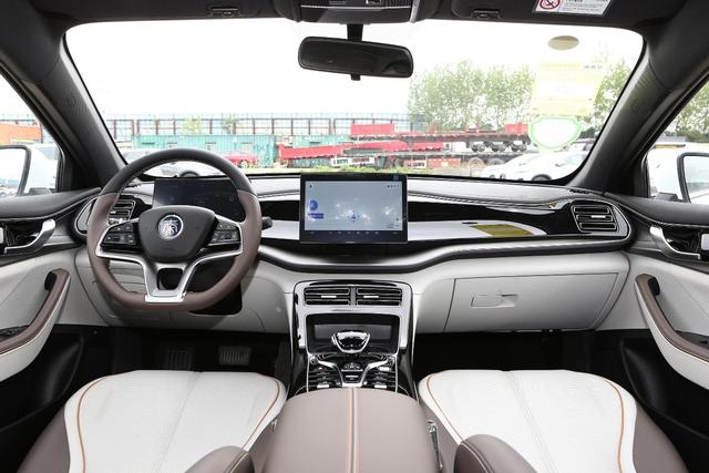 比亚迪秦PLUS EV，采用磷酸铁锂电池，纯电续航420KM，售价12.98万