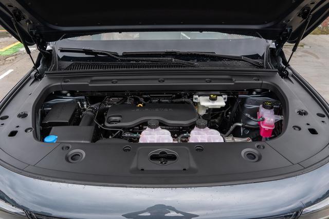 续航530km+L2辅助驾驶，直降4000元的零跑C10对比丰田bZ5如何选？