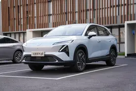 10万级混动SUV对决！五菱星光 S VS 银河星舰7，谁更懂家庭用户？图片