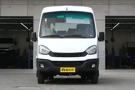 搭载3.0T+8AT，南京依维柯欧风实车亮相，提供17座和20座图片