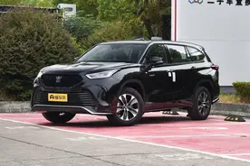 百公里油耗不到6升，2+3+2座椅布局，2022款丰田皇冠陆放解析图片