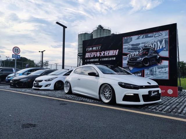 素雅姿态风的大众尚酷R，低趴后尽显竞技运动范