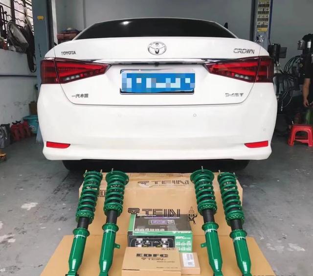 14代皇冠移植日规外观，低趴素雅姿态依旧很飒