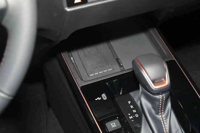 油耗4.56L标配丰田智行安全系统	，26款卡罗拉锐放内外换新，香