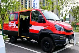 新车 | 全时四驱+三把锁，依维柯4x4实车，硬派越野轻客/3.0T柴油机图片