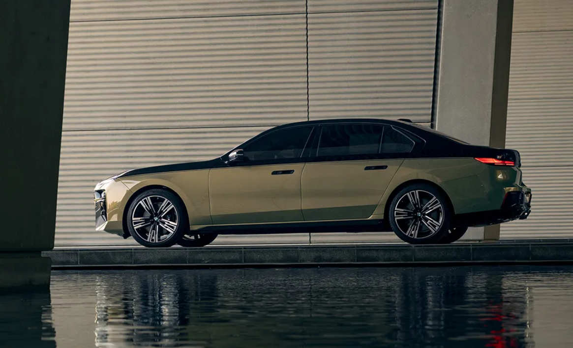 2026款宝马7系配置升级_宝马7系全系标配夹层玻璃_宝马新5系钥匙是标配吗