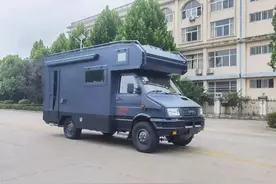 中恒依维柯2046四驱越野房车 后置厨卫 高质感航空座椅 高效利用空间图片