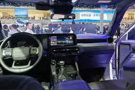 全新国产丰田普拉多内饰北京车展发布，内饰风格粗犷图片