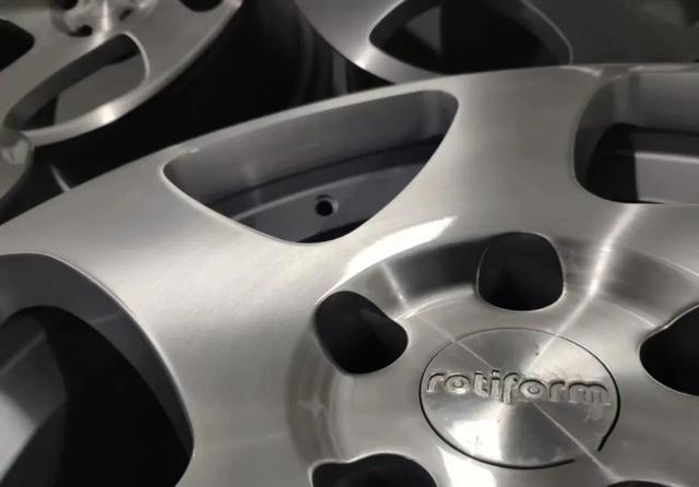 素雅姿态风的大众尚酷R，低趴后尽显竞技运动范