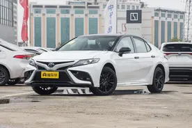 丰田也稳不住了！售价亲民，搭载2.5L+8AT，轴距2825mm，凯美瑞图片