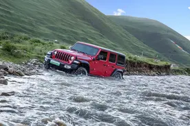 暴雨天涉水行车，电动车会比油车更勇么？图片