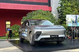 续航2000+km、激光雷达、800V、空悬+CDC，竟才18.98万起图片