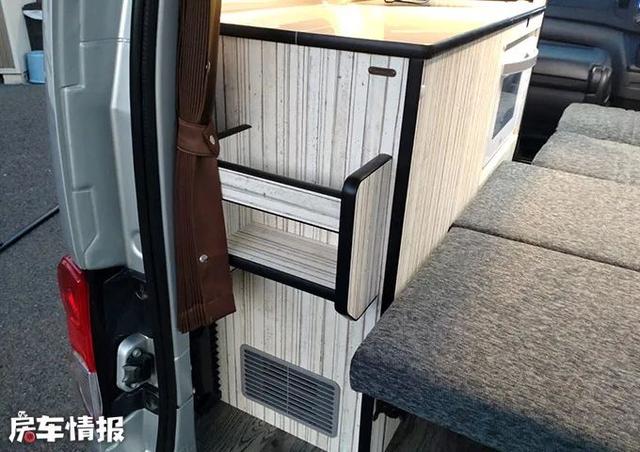 日产NV200床车，设计简单内藏双人床和厨房，周末露营比帐篷舒服
