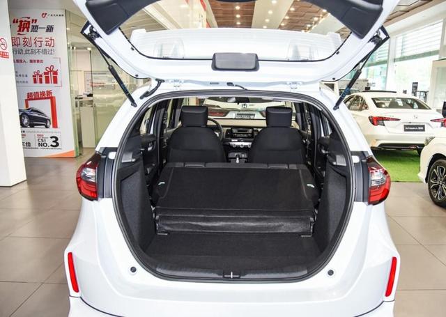 飞度的改装一直很火，包括这官方改装的无限MUGEN版