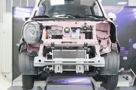 奔腾小马拆车：起码是钢板车身，比浑身塑料片强多了图片