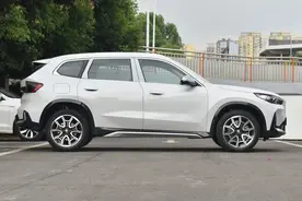 宝马终于拿出诚意！降至17万多，2.0T爆204马力，空间大档次高图片