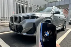 全新宝马X1到店实拍！尺寸增大气势更强，配双联屏+数字钥匙图片